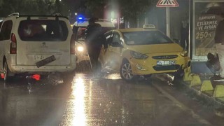 Eskişehir'de taksi ile panelvan çarpıştı: 3 yaralı