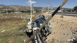Eskişehirde virajı alamayan araç refüje devrildi: 1i ağır 3 yaralı