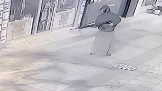 Etek giyip iş yeri kurşunladılar, polis ekiplerinden kaçamadılar