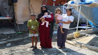 Ev alma hayaliyle kandırıldı, 5 çocuğuyla ahırda yaşamaya başladı