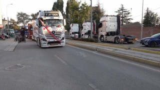 Evlenen yeğenine tır konvoyu sürprizi yaptı