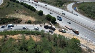 Eyüpsultanda hafriyat kamyonu devrildi: 1 yaralı