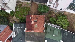 Eyüpsultan'da toprağın kaydığı alan ve tahliye edilen apartman dron kamerasıyla görüntülendi