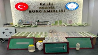 Fatih'te gerçekleştirilen operasyonda deste deste sahte para ele geçirildi: 2 gözaltı