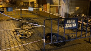 Fatih'te yağmur sonrası yol çöktü: Kamyon ve otomobil çukura girdi