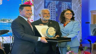 Fedon'a Muğla Büyükşehir ve Bodrum Belediyesinden fahri turizm elçiliği beratı ve plaketi