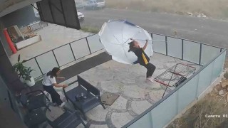 Fırtınada genç kızın şemsiyeyle imtihanı kameraya yansıdı