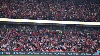 Fransa ve Türkiye maçı başladı, stadyum kırmızı beyaza büründü