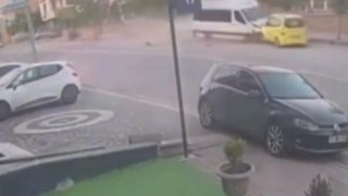 Freni patlayan minibüs taksiyi önüne kattı, direğe çarparak durabildi: 1 yaralı