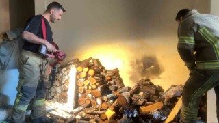 Garajdaki odunlar tutuştu, yangın büyümeden kontrol altına alındı