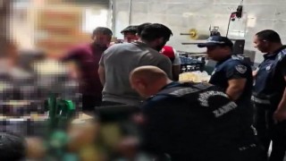 Gaziantep'te bozulmuş, tarihi geçmiş ve değiştirilmiş 2 kamyon cips ve şekerleme ele geçirildi