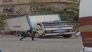 Gaziantep'te freni boşalan kamyon elektrik direği ve eve çarparak durabildi
