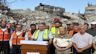 Gazzede 6 katlı binanın enkazındaki 150 cenaze için tek iş makinesiyle arama başlatıldı