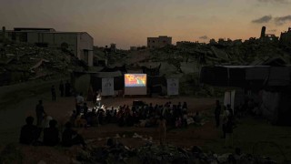 Gazzede yıkımın ortasında çocuklar için gezen sinema