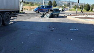Gedizde tır ile otomobilin karıştığı trafik kazasında 2 kişi yaralandı