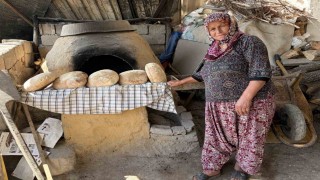 Geleneksel yöntemle yapılan taş fırın ekmeği iştah kabartıyor