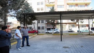 Germencik'te minibüs durağına gölgelik tente uygulaması