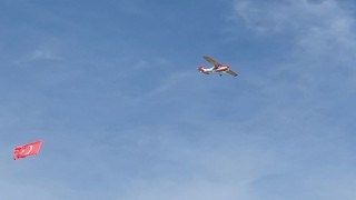 Gökyüzünde Türk bayrağı dalgalandıran dev model uçak ilgi odağı oldu
