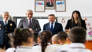 Gölbaşı Belediye Başkanı Ödabaşıdan yeni eğitim öğretim yılının ilk gününde öğrencilere ziyaret