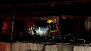 Gönende deniz kenarındaki barakada gece yangını