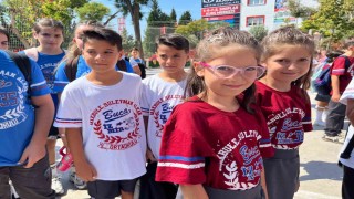Görenler gözlerine inanamıyor: 27 çift ikiz aynı okulda
