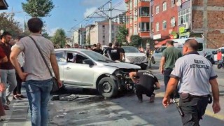 Güngörende otomobil kaldırıma çıktı: 2 yayaya çarptı