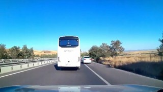Güvenlik şeridini ihlal edip makas atan otomobil trafiği tehlikeye düşürdü