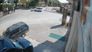 Hafif ticari araç ile motosiklet çarpıştı