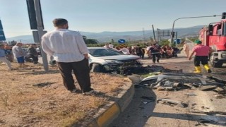 Hafif ticari araç ile SUV kafa kafaya çarpıştı: 6 yaralı