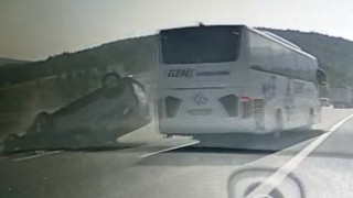 Hafif ticari araç, yolcu otobüsünün önüne savruldu