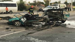 Hafif ticari aracın çarptığı Fiat Tofaş otomobil ikiye bölündü: 2 yaralı