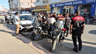 Hafif ticari aracın çarptığı motosikletli polis yaralandı