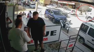 Hafriyat kamyonunun kör nokrasından geçmeye çalışan bisikletli çocuk saniyelerle ölümden döndü