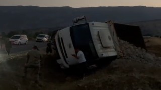 Hakkari'de freni boşalan kamyonet devrildi: 1 yaralı