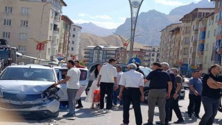 Hakkaride iki araç çarpıştı: 1 yaralı