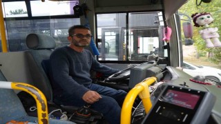 Halk otobüsünde unutulan para dolu çanta sahibine teslim edildi