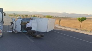 Hasankeyfte kamyonet devrildi: 2 yaralı