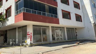 Hasarlı bina deprem sonrası korkuttu