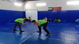Hasköy'de genç güreşçiler minderde ter döküyor
