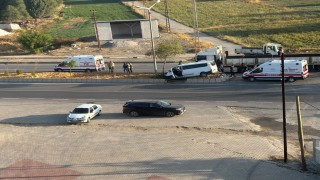 Hasköy'de tır ile panelvan araç çarpıştı: 3 yaralı