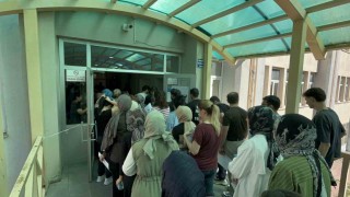 Hastanede tedavi gördüğü yatağından kalktı, kızına destek olmak için sınav merkezine gitti