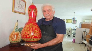 Hat sanatçısı su kabağına işlediği eserini, Cumhurbaşkanlığı Külliyesine hediye etmek istiyor