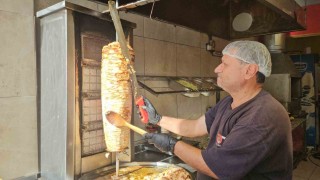 Hatay'da genç girişimci 100 TL'ye döner satıp askıya yemek koyuyor