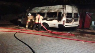 Hatayda minibüs alevlere teslim oldu