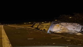 Havsa'da kimyasal yüklü tır bariyerlere çarparak devrildi