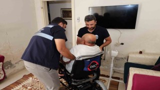 HBB' den Reyhanlı'da yaşayan engelli vatandaşa akülü tekerlekli sandalye desteği
