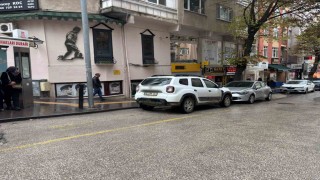 Hem ters şeritten geldi hem de minibüs durağına park etti