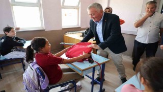 Honazda okul çantaları öğrencilere ulaşmaya devam ediyor