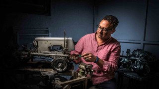 Hurda dikiş makinelerini sanat eserine dönüştürüyor
