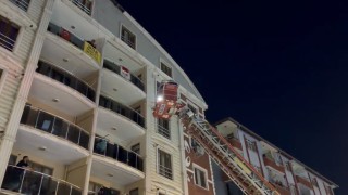 Iğdırda dubleks dairede çıkan yangında 18 kişi dumandan etkilendi